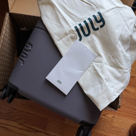 JULY Carry On Lite Suitcase 32L - Picture 3 of 10